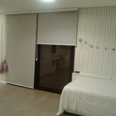 Instalação de persiana rolo com bandô